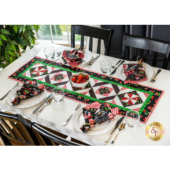  Strawberry Fields - Table Runner Kit, Image