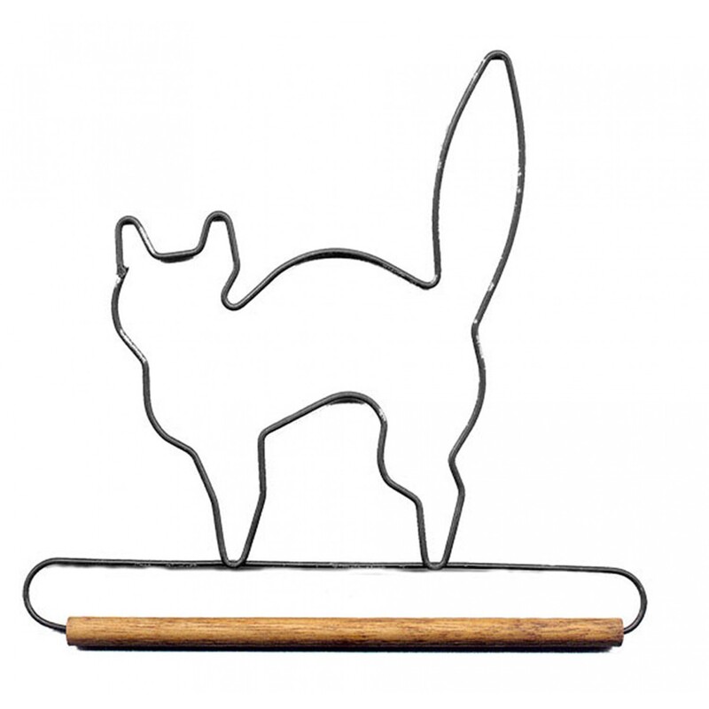 A metal wire in the shape of a scared cat with a wooden rod for holding crafts.