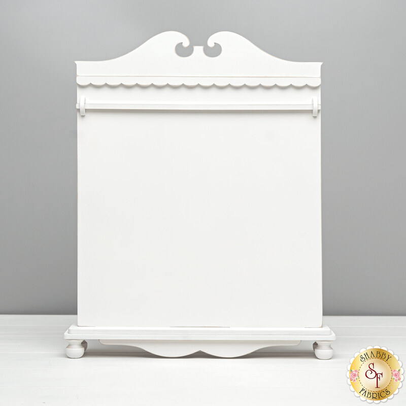 The medium sized Quiltkeeper, a white decorative board with a scalloped top and a curved base, set against a gray background.